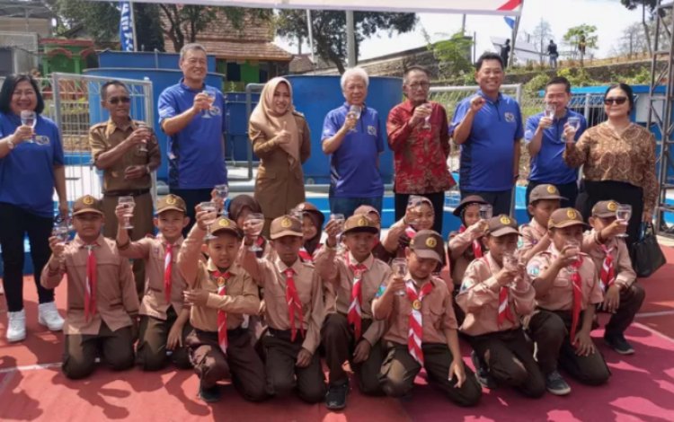 Bupati Mojokerto Ikfina Dan Kades Seloliman Apresiasi Dan Bangga Pada CSR Yamaha Berupa Penginstalasian Yamaha Clean Water (YCW) Di Desa Seloliman